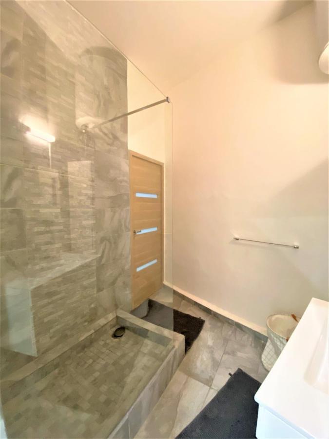 Sur Le Vieux Port: T3 De 80M2, Chic Et Confortable Marseille Luaran gambar